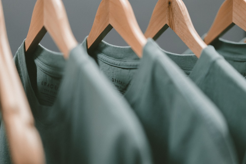 Vêtements suspendus servant d’étude de matières et de coloris