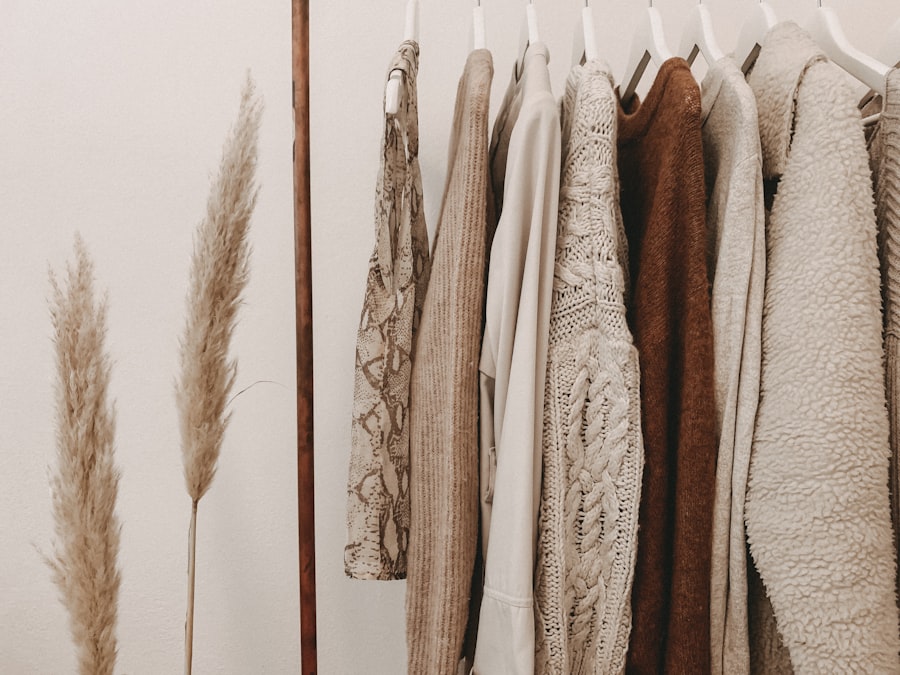 Matières naturelles suspendues dans l’atelier de style