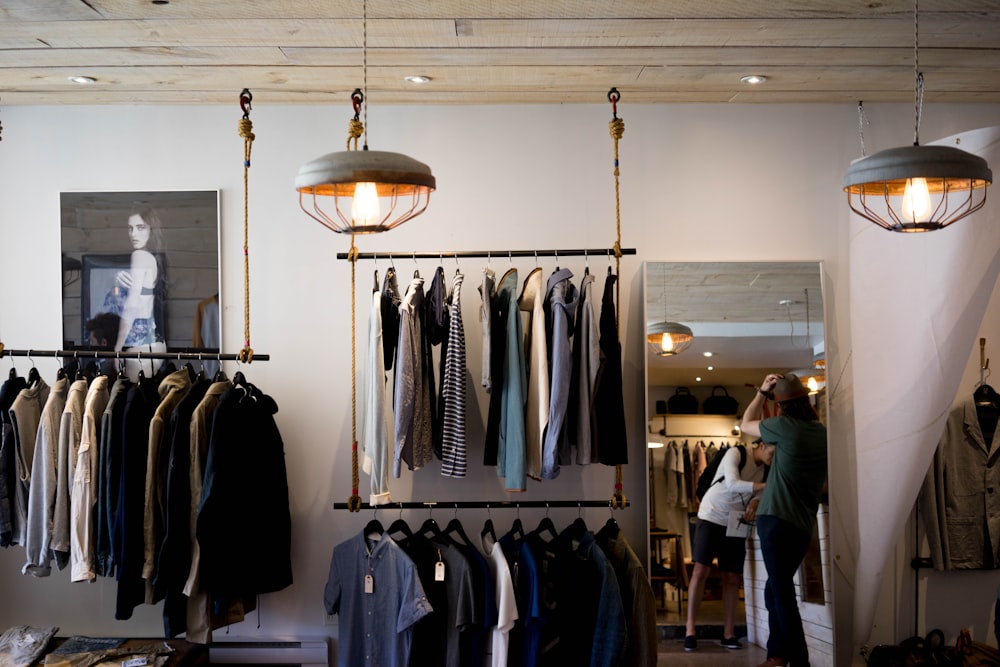 Intérieur de boutique aux tons chauds et supports de marque