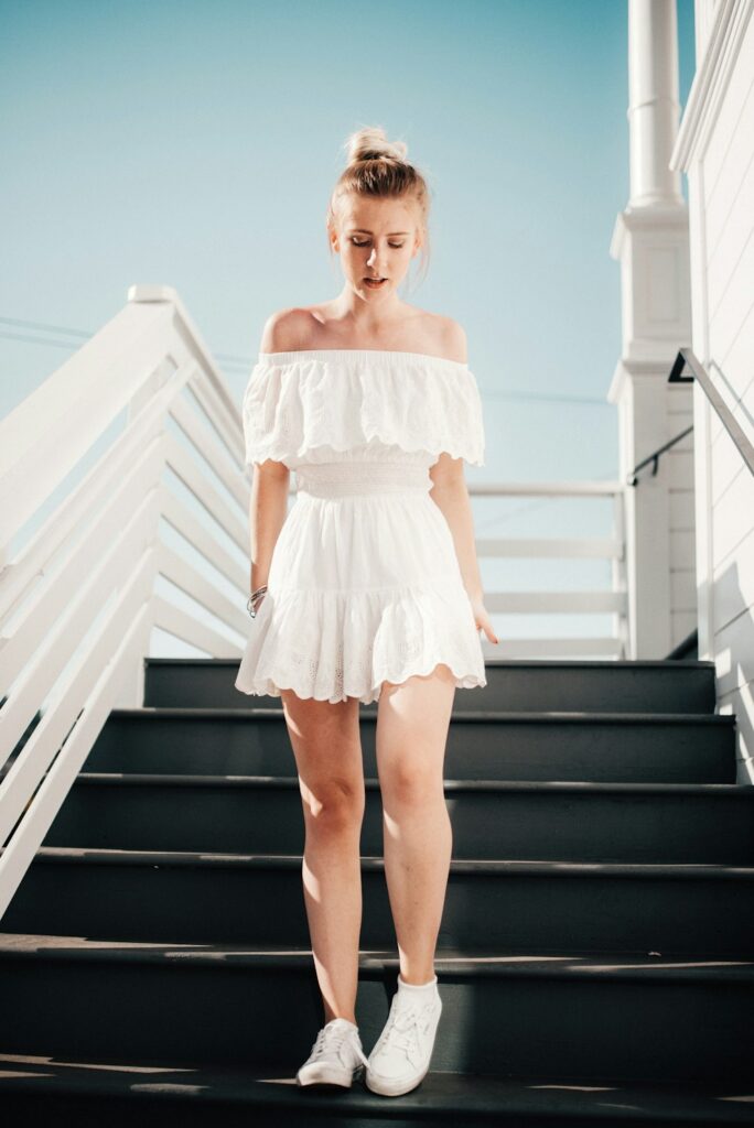 Robe blanche fluide portée dans un escalier clair