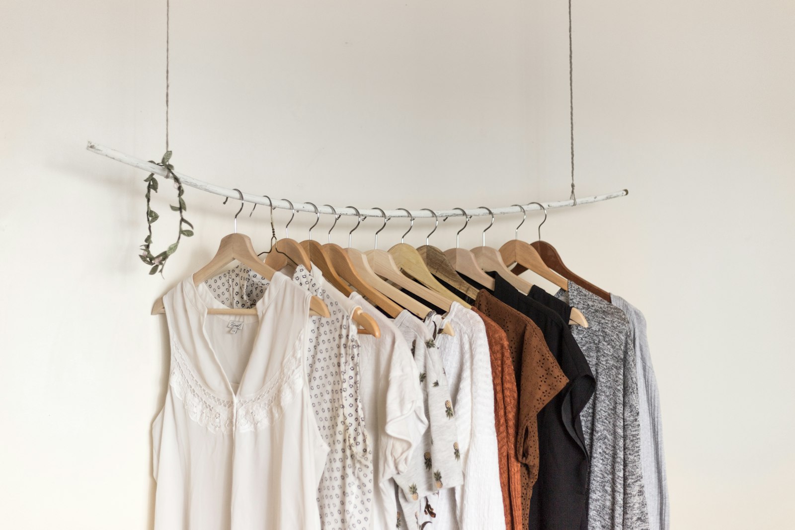 Portant de vêtements dans l’atelier de style TwentyOneStudio