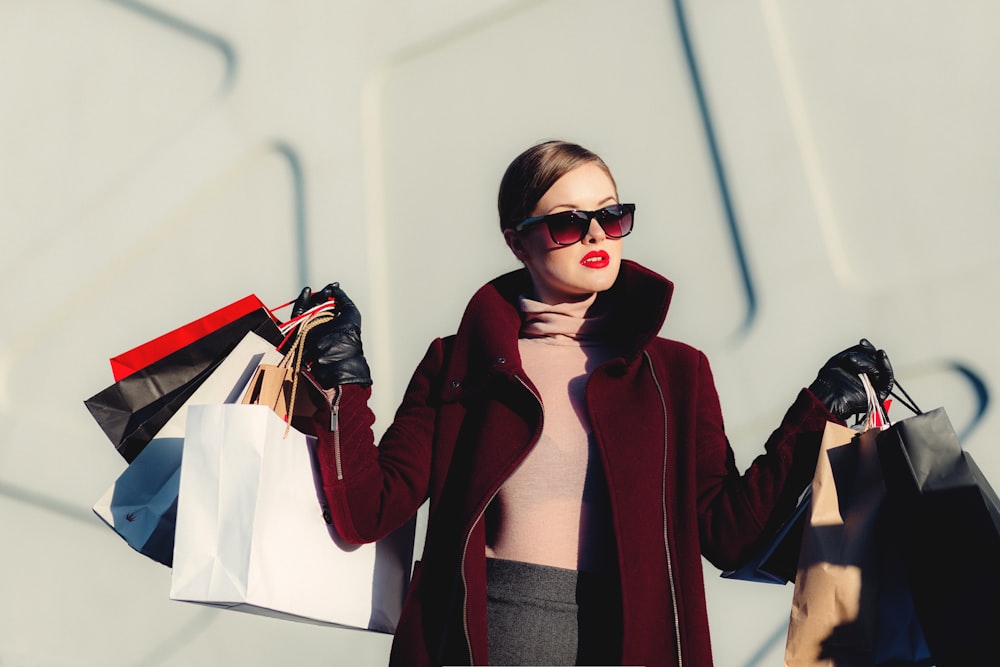 Silhouette en manteau et accessoires lors d’un shooting mode